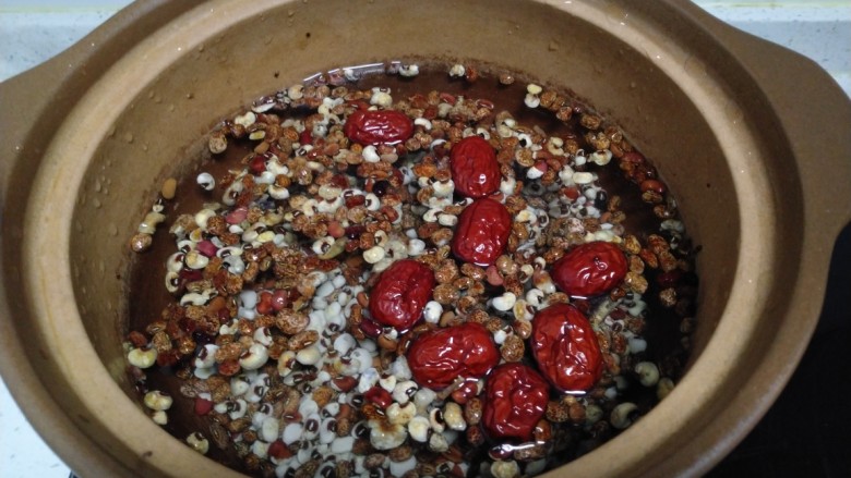山药豆沙糕,红豆、<a style='color:red;display:inline-block;' href='/shicai/ 2470'>红枣</a>淘洗干净,放入砂锅,加入适量清水。