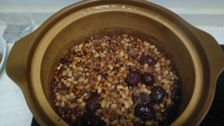 山药豆沙糕,大火煮开转小火煮65分钟,焖30分钟。