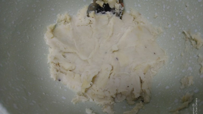 山药豆沙糕,山药去皮,用勺子压成泥。