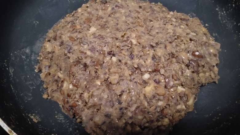 山药豆沙糕,炒至水分蒸发,豆沙抱团。