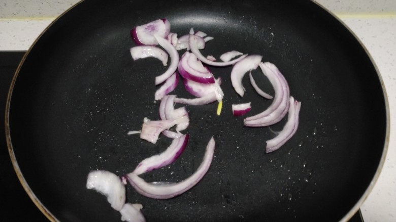 芹菜炒西葫芦,锅中倒入适量油,炒香洋葱。