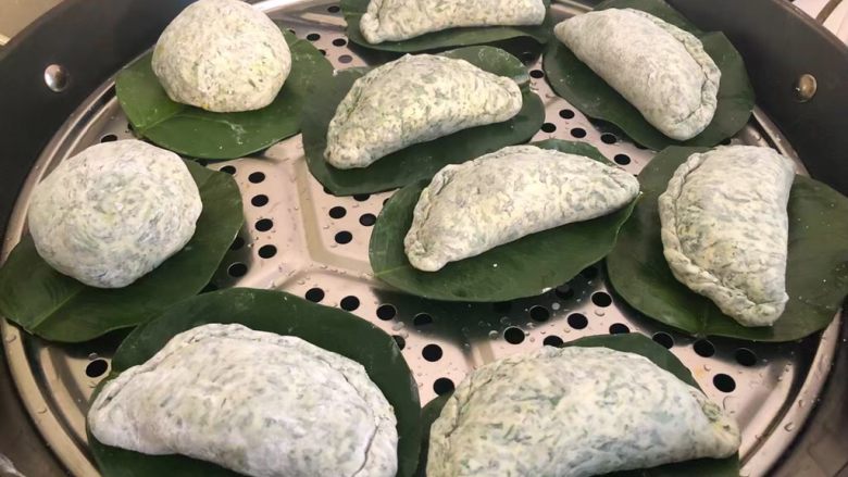 野菜团子,蒸锅放入适量水烧开,放上蒸屉,把包好的野菜团子放到蒸屉上,盖上锅盖,中火蒸20分钟即可。