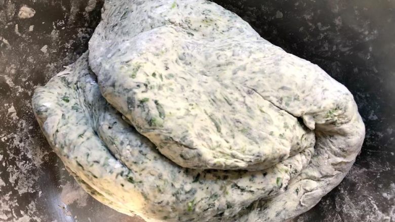 野菜团子,用手揉成面团,要揉时间长一些,才能揉的均匀。