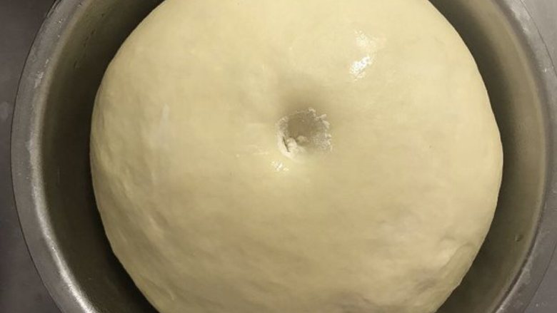 红豆面包,整形后(圆形)盖上保鲜膜,在温度25-28度的环境发酵至两倍大(大概1.5-2小时)。