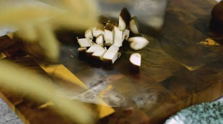 没什么能比肉燥饭更能抚慰人了!,香菇切丁,