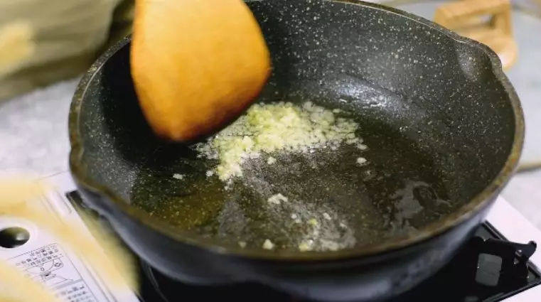 没什么能比肉燥饭更能抚慰人了!,再起油锅,下姜末爆香