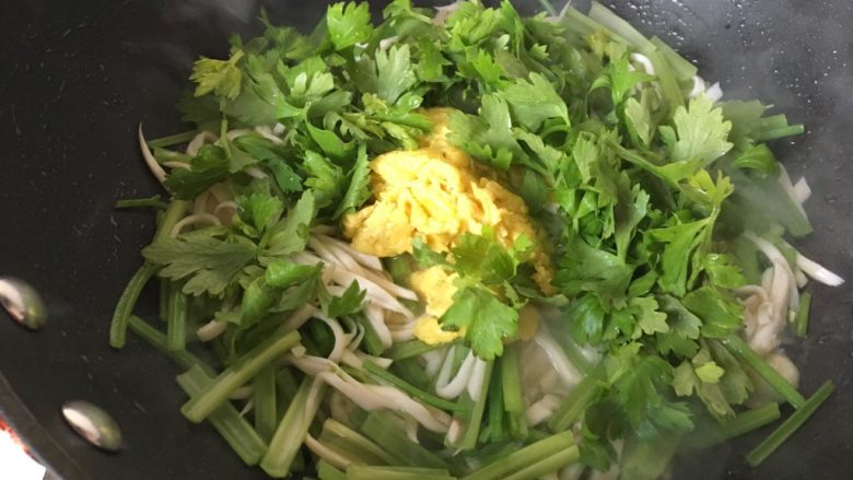 芹菜杏鲍菇炒鸡蛋,放入鸡蛋和芹菜叶,加三克盐和一汤匙<a style='color:red;display:inline-block;' href='/shicai/ 788'>生抽</a>翻炒均匀。