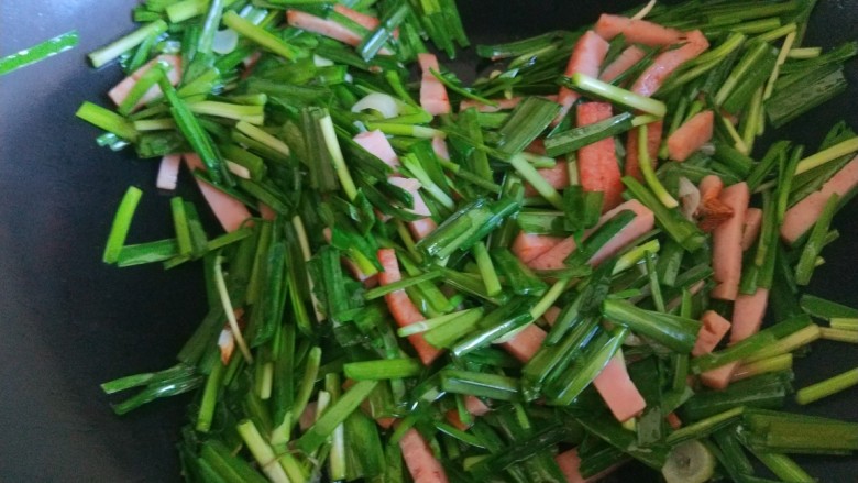 鸡蛋韭菜。豆皮花,锅倒油,炒散鸡蛋倒出来,放入适量油加入葱姜末,倒入午餐翻炒均匀倒,在倒入韭菜。
