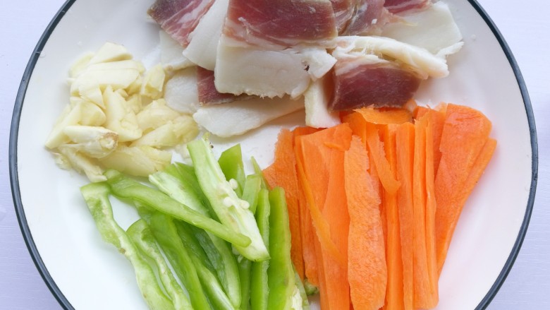 花生芽炒腊肉 把春天吃到嘴里,肉切片,青椒、胡萝卜切片,大蒜拍扁切碎。
