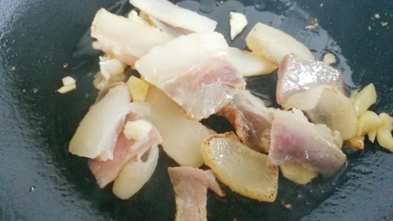 花生芽炒腊肉 把春天吃到嘴里,锅烧至8成热,加入大蒜和腊肉炒香。