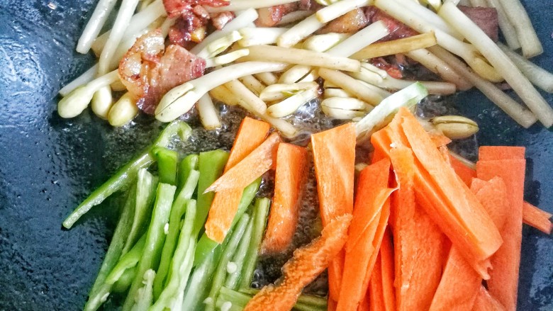 花生芽炒腊肉 把春天吃到嘴里,加入胡萝卜,辣椒翻炒。