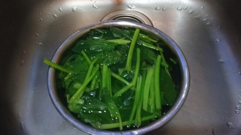 四馅四角 蔬菜虾仁蒸饺,菠菜撅成小段开水烫软。