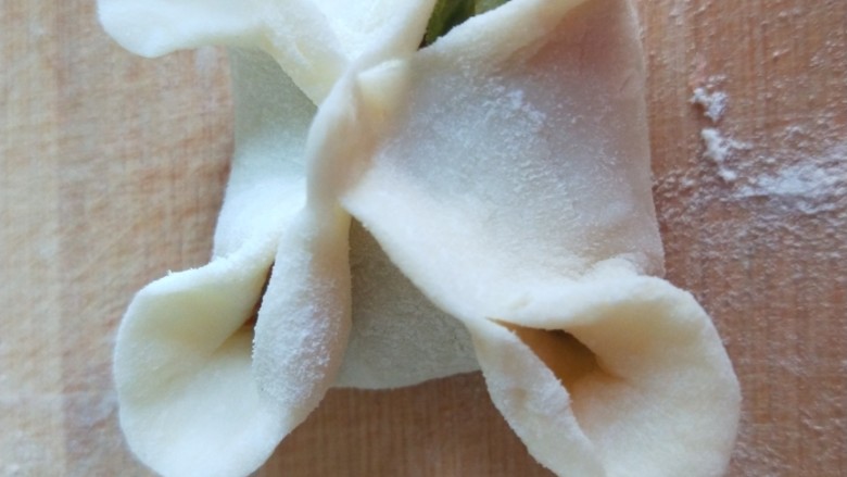 四馅四角 蔬菜虾仁蒸饺,整理出一个个四个花瓣。