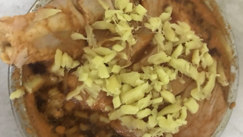 电饭煲版的新奥尔良鸡腿和鸡翅👏,首先将新奥尔良秘制调料兑水倒入装着鸡翅和鸡腿的碗中,腌制半个钟