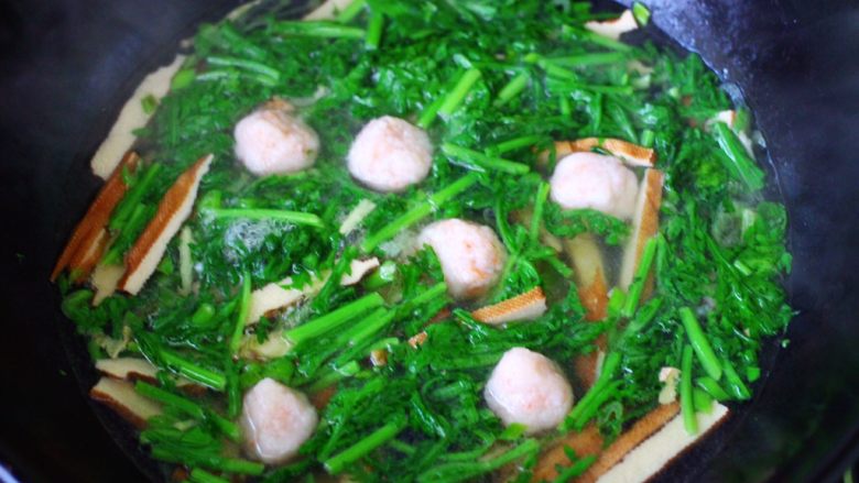 虾滑豆干茼蒿羹,再加入煮熟的虾滑,大火继续煮至茼蒿断生变色的时候。