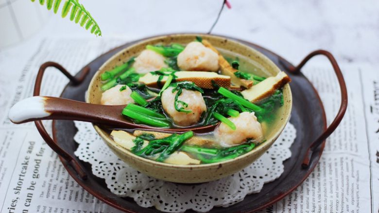 虾滑豆干茼蒿羹,啦啦啦,鲜掉眉毛的虾滑豆干茼蒿羹出锅咯。