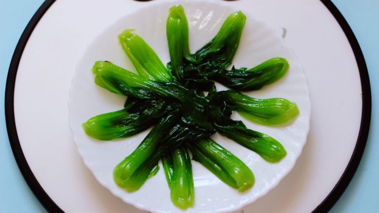 时蔬烩虾球,焯好的小油菜捞出沥干水分后,码放在盘子里。