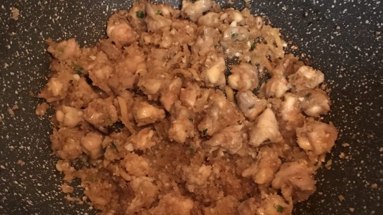 椒盐掌中宝,倒入蒜末面包糠翻炒均匀(30秒左右)
