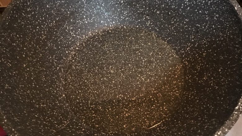 椒盐掌中宝,锅中倒入适量的油烧热