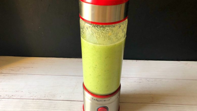 黄瓜雪梨汁,启动料理机的按钮,打20秒左右即可。
