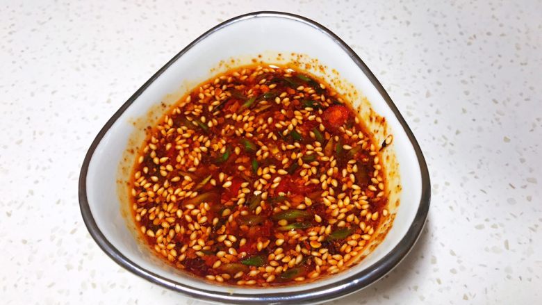 菜疙瘩,倒入热油、适量生抽、香醋、花椒油,搅拌均匀,蘸料完成。