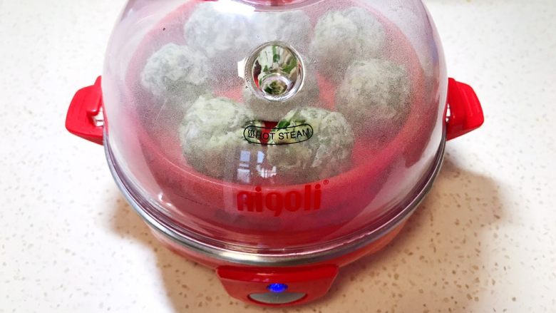 菜疙瘩,蒸蛋器底层水添满,直接放蒸盘进去,按下开关开始蒸。
