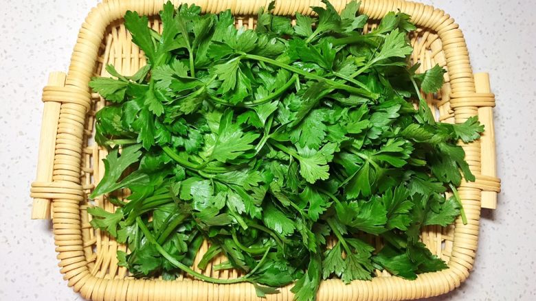 菜疙瘩,摘下芹菜叶子,洗干净稍微控下水。