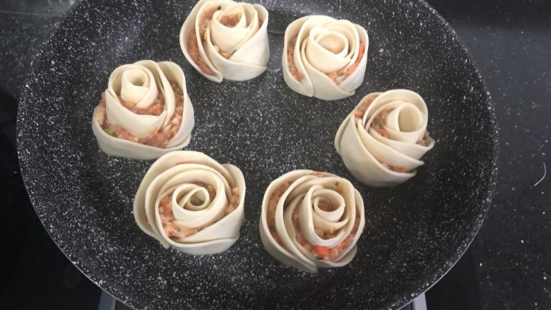 玫瑰花🌹饺子,不粘锅里刷少许油,摆入玫瑰花饺子,煎至底部金黄就可以了!