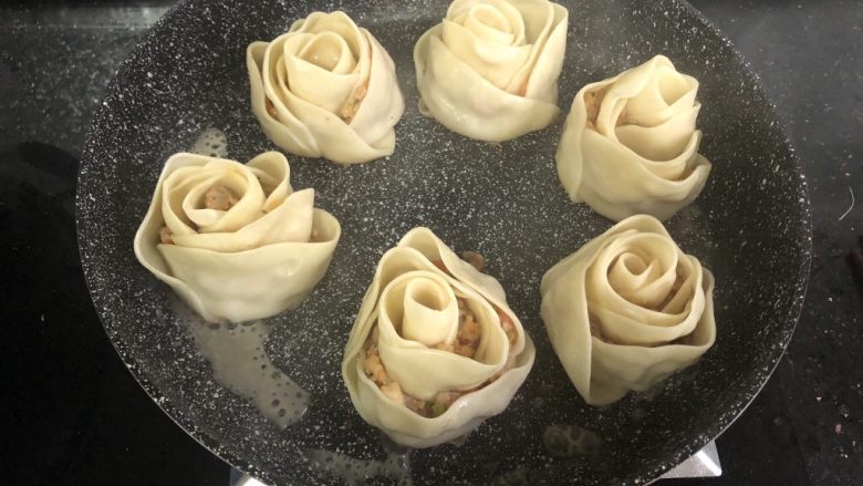 玫瑰花🌹饺子,煮至锅里的水没有了之后再小火煎一会就可以了!