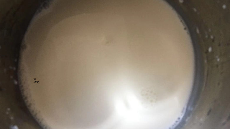 牛奶燕麦粥,奶锅清洗干净,直接倒入牛奶,小火加热,快煮开的时候放入燕麦片