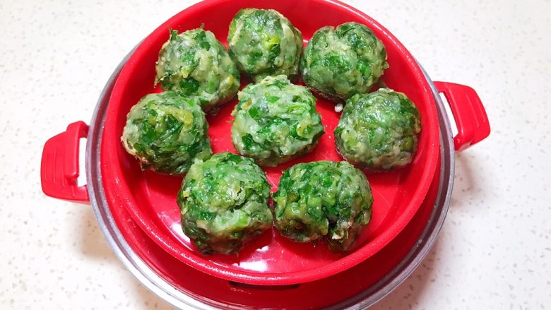 菜疙瘩,大约十五分钟左右蒸蛋器发出蜂鸣音,就可以出锅了。