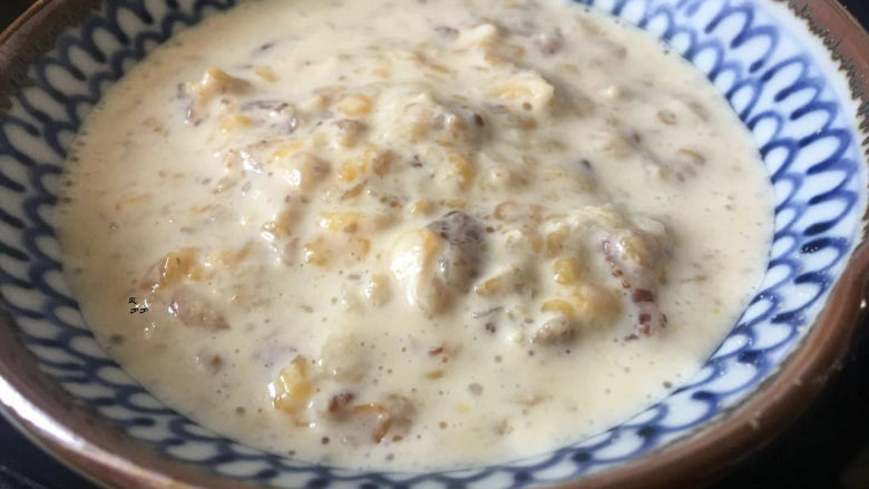 牛奶燕麦粥,盛再碗里,你可以加入捣碎的香蕉或者切小粒,加入适量的水果这样吃起来不腻,口感也更丰富,或者放入坚果和蓝莓之类的,非常的好吃