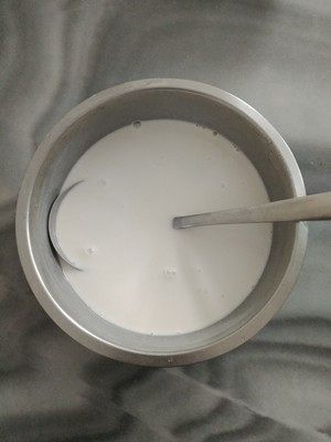 广东肠粉,拉肠专用粉加水搅拌均匀,成肠粉米浆;粉量和水量的比例是1 : 1.5