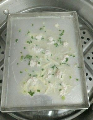 广东肠粉,盖上锅盖,全程大火蒸2~3分钟,开锅盖时可见肠粉鼓起大泡,那就是熟了