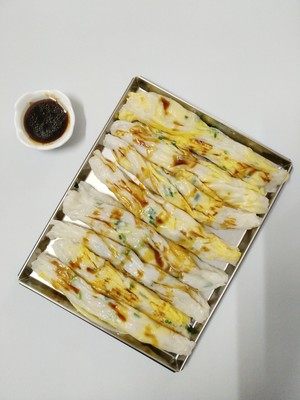 广东肠粉,全部酱料材料混合煮开(我用微波炉叮开的),淋上拉肠,开吃~