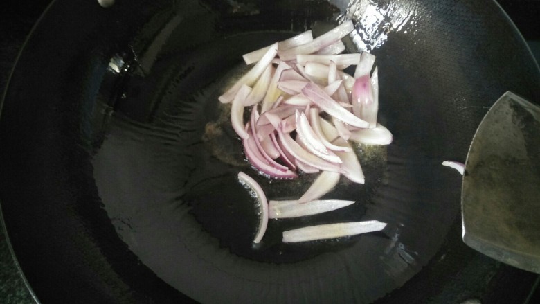 培根蔬菜披萨,洋葱预留几条待用,锅内放油烧热后放入洋葱抄出香味。