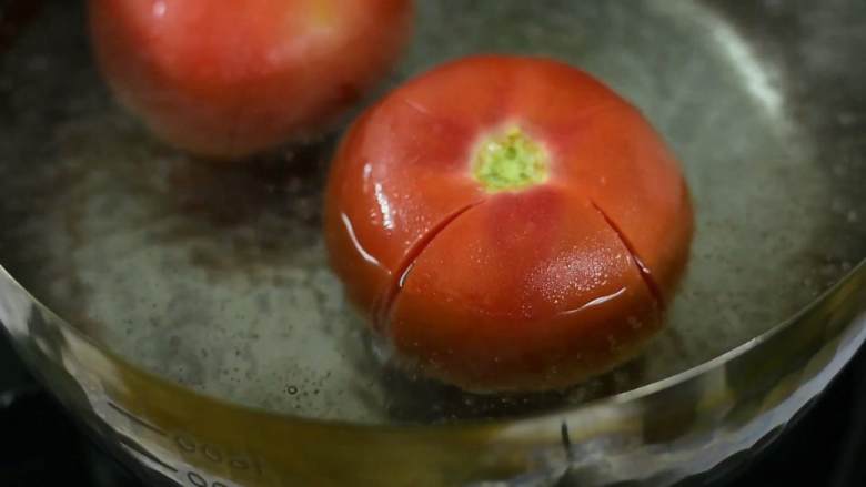 酸甜可口,吃完从头暖到脚,西红柿表面划十字刀,先在开水中烫30秒再放入冷水中。