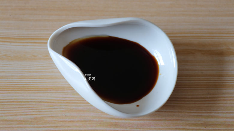 虾仁鸡蛋羹,<a style='color:red;display:inline-block;' href='/shicai/ 788'>生抽</a>和<a style='color:red;display:inline-block;' href='/shicai/ 847'>香油</a>混均匀；