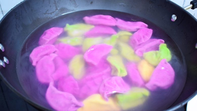 多彩饺子,锅中烧开水,放入饺子煮熟
