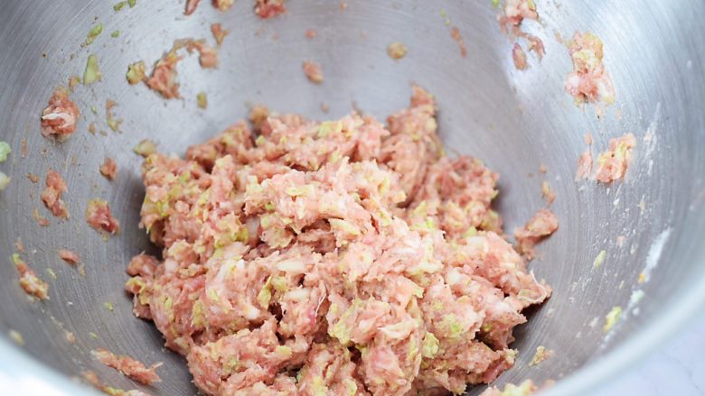 多彩饺子,启动海氏厨师机搅拌均匀,这样馅料就做好了