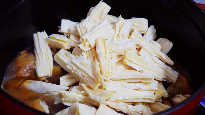 鸡块炖腐竹,加入腐竹,继续中小火炖煮10-15分钟