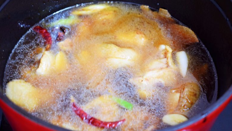 鸡块炖腐竹,加入适量的清水,没过食材即可