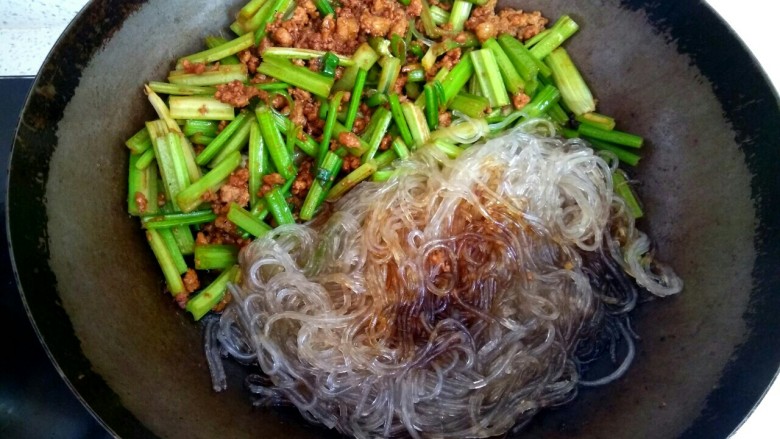 西芹肉沫烧粉丝,把肉沫西芹铲到一边,放入粉丝,在粉丝上放入两勺<a style='color:red;display:inline-block;' href='/shicai/ 788'>生抽</a>,半碗清水