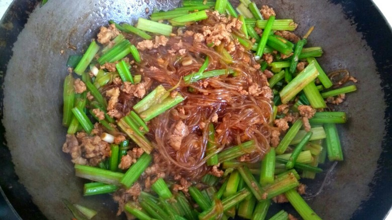 西芹肉沫烧粉丝,加入适量盐,翻炒均匀关火出锅
