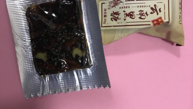 红豆红枣桂圆花生阿胶汤,选取适量黑糖(这个看个喜好,可以选择红糖都可以哦)以及一块阿胶(我用的是在药店加工过的)