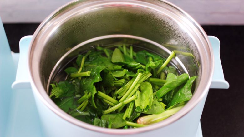 菠菜猪肝汤,东菱早餐机的汤锅里,倒入适量的清水烧开后,加入一勺盐,把<a style='color:red;display:inline-block;' href='/shicai/ 117'>菠菜</a>焯水捞出备用。