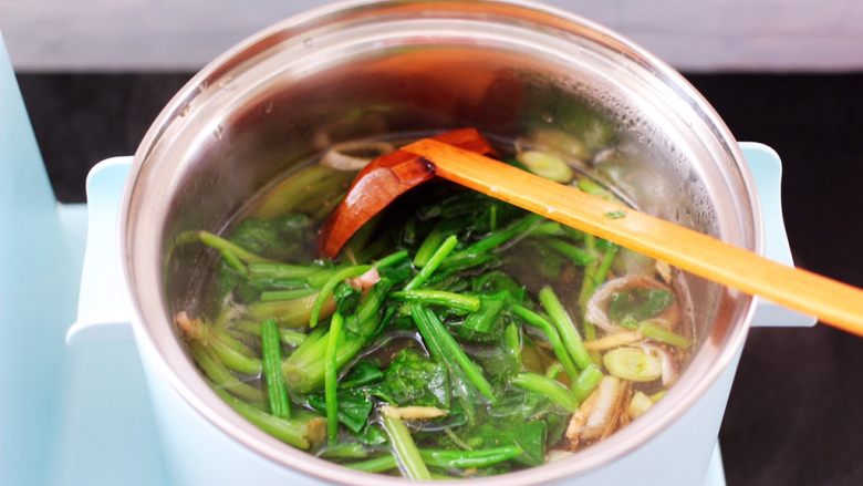 菠菜猪肝汤,大火煮沸后,放入焯过水的菠菜。