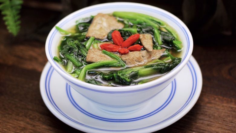 菠菜猪肝汤,汤汁鲜美,猪肝鲜嫩爽滑,菠菜清口开胃。