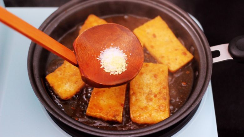 香辣煎豆腐,最后加入按个人口味加入盐和<a style='color:red;display:inline-block;' href='/shicai/ 756'>鸡精</a>调味,再加入少许清水。