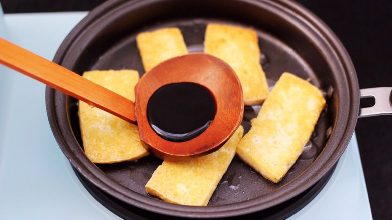 香辣煎豆腐,这个时候加入<a style='color:red;display:inline-block;' href='/shicai/ 788'>生抽</a>调色。